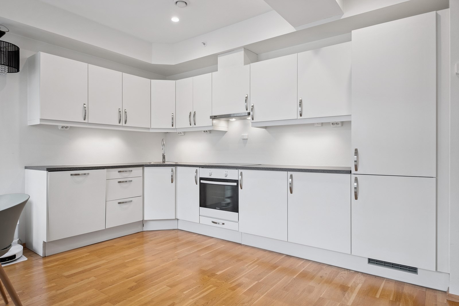 Romlsig kjøkken med mye skap- og benkeplass. Integrerte hvitevarer. Galleribilde