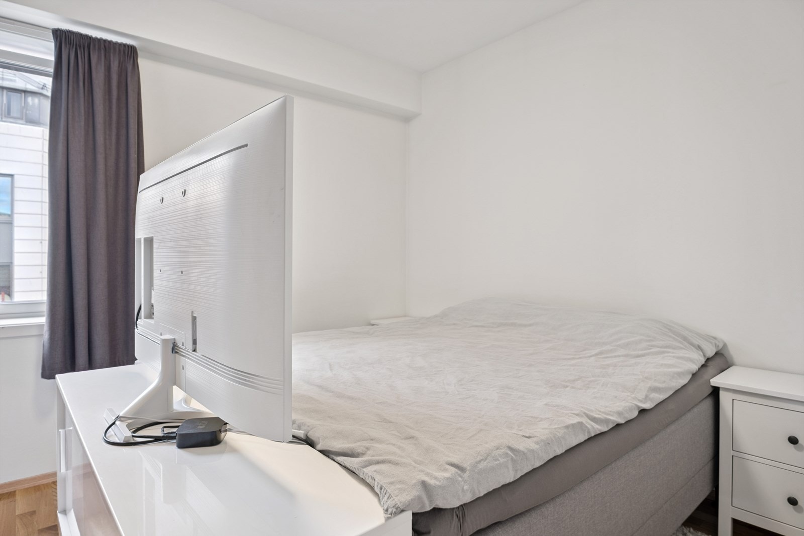 Romslig soverom med god plass til dobbelseng og garderobe. Galleribilde