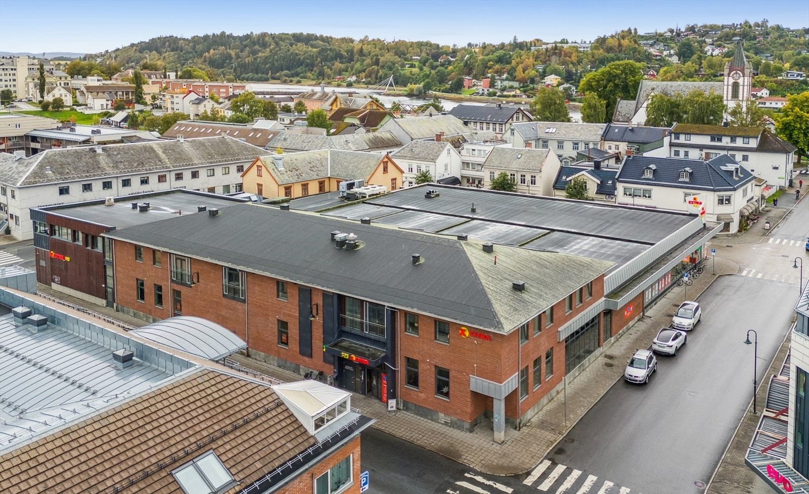 Flott leilighet med svært sentral beliggenhet. Parkeringskjeller med plass til 2 biler. Galleribilde