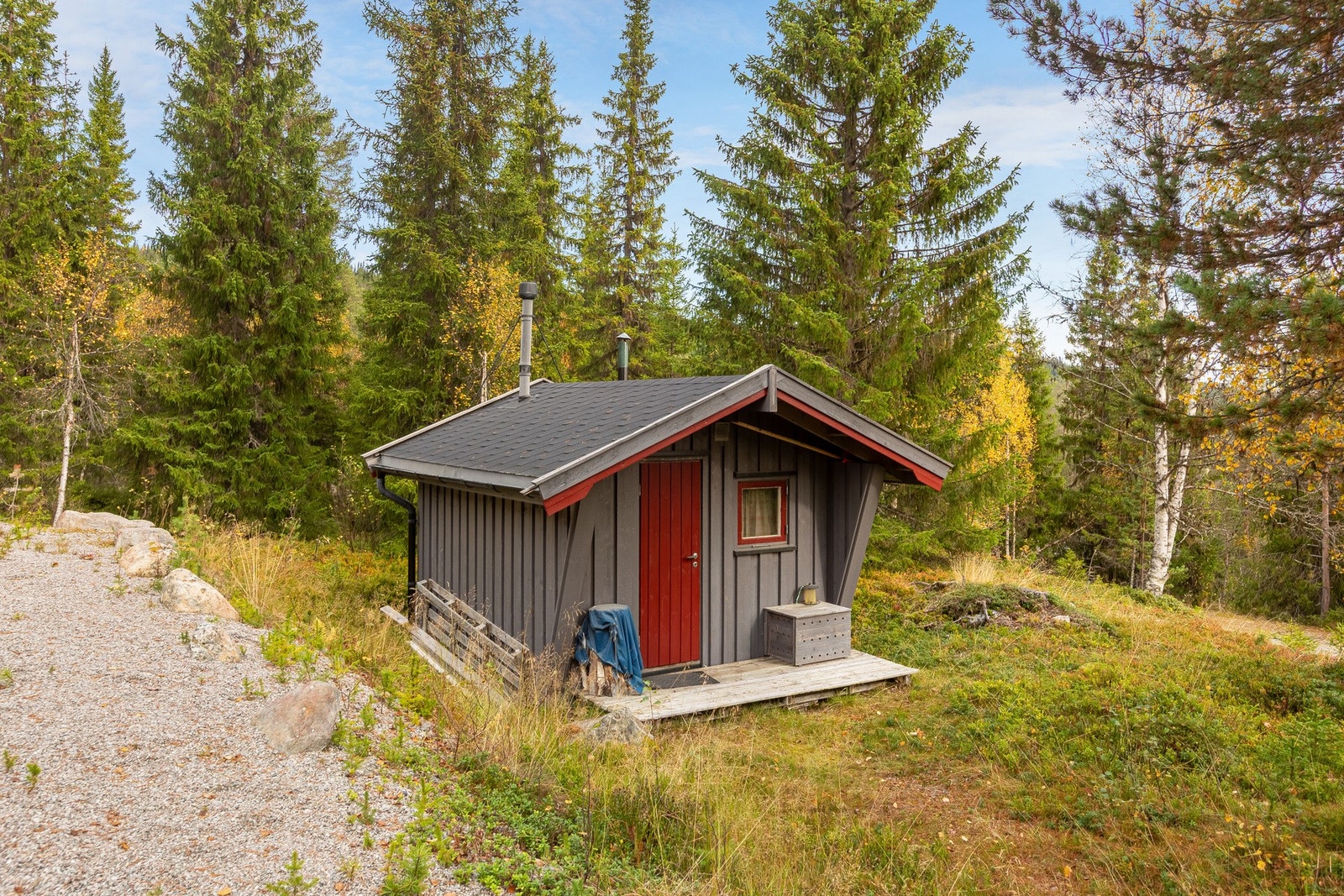 Uthus med bod og utedo. Galleribilde