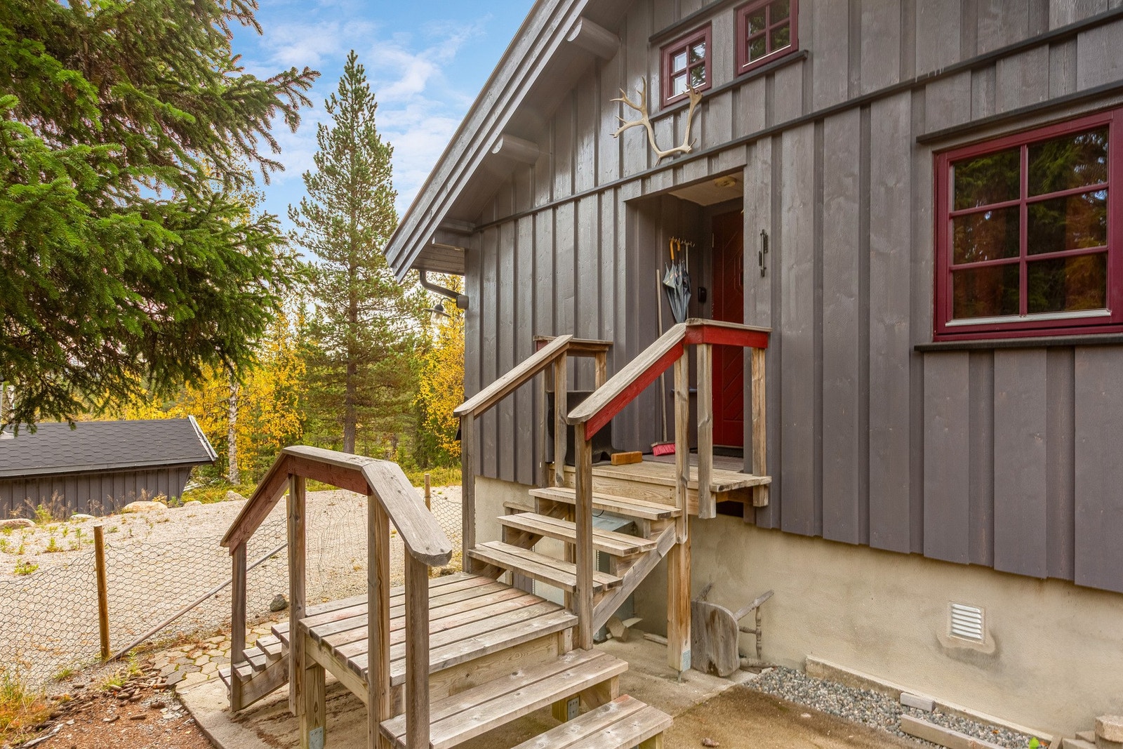 Nærområdet består hovedsakelig av spredt fritidsbebyggelse. Galleribilde