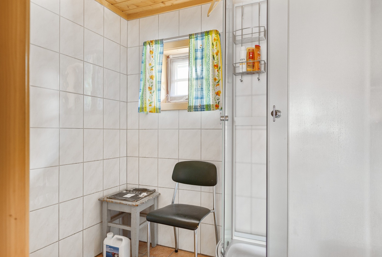 Bad med fliser på gulv. Panel i himling. Servant med underskap. Speilskap. Dusjkabinett. Avtrekksvifte. Ventil plassert i himling. Galleribilde