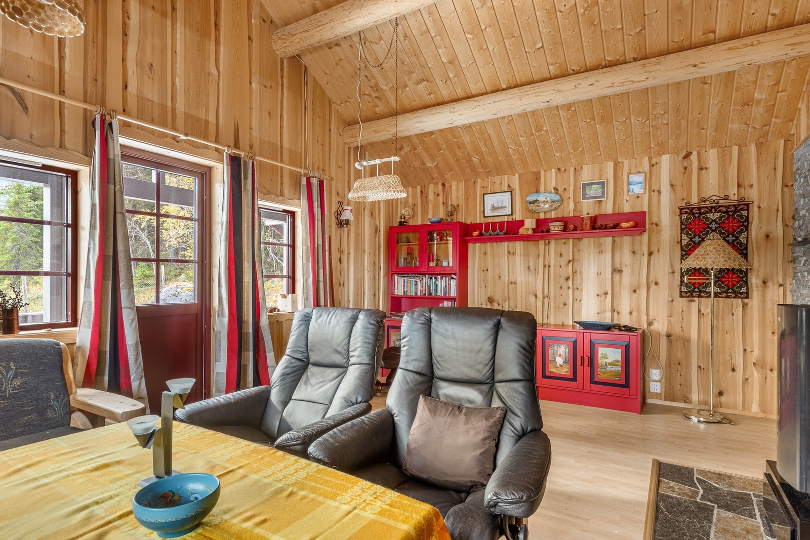 Stue med utgang til overbygget terrasse Galleribilde