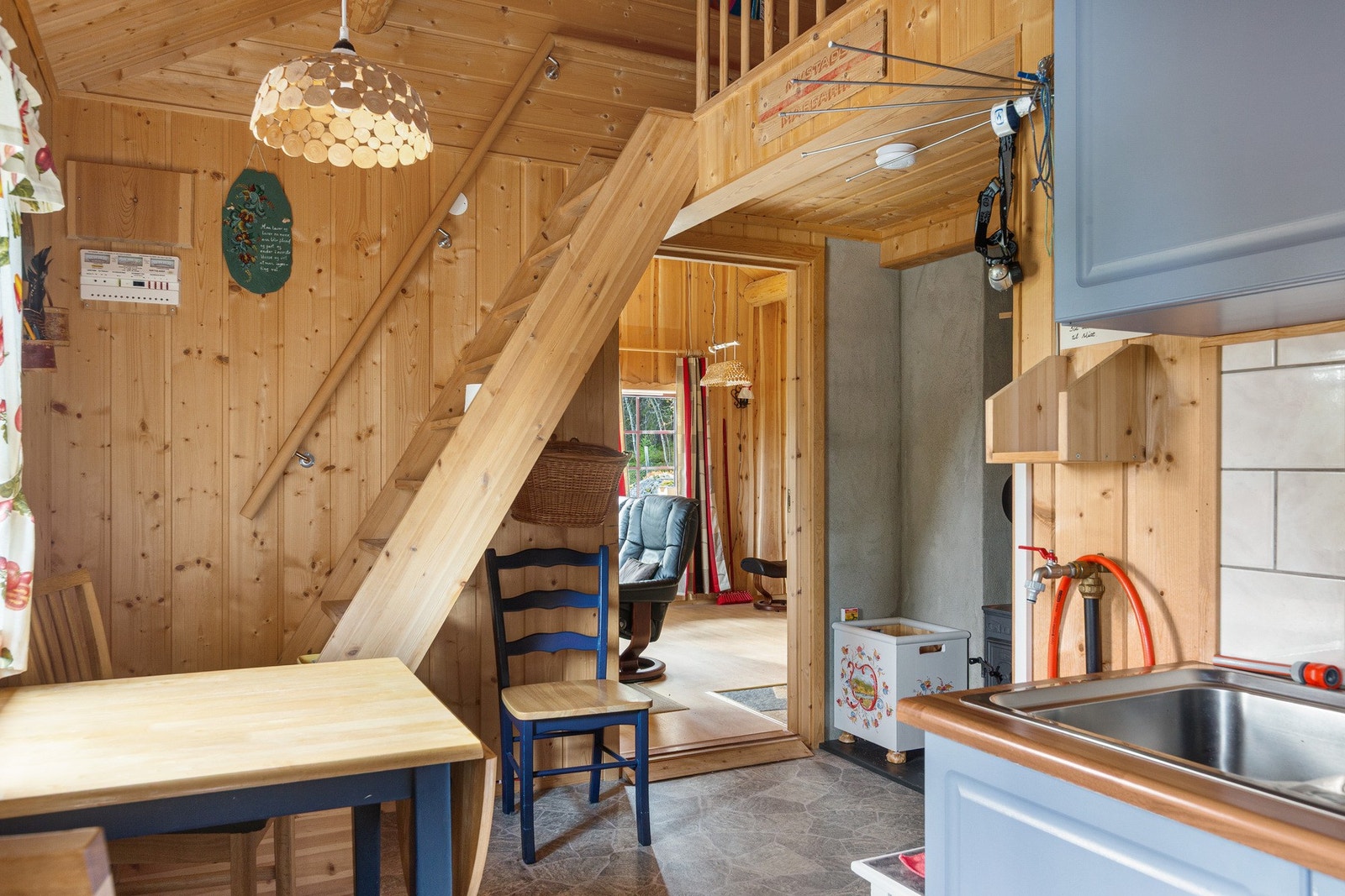 Kjøkken med spisekrok, og trapp opp til hems. Galleribilde