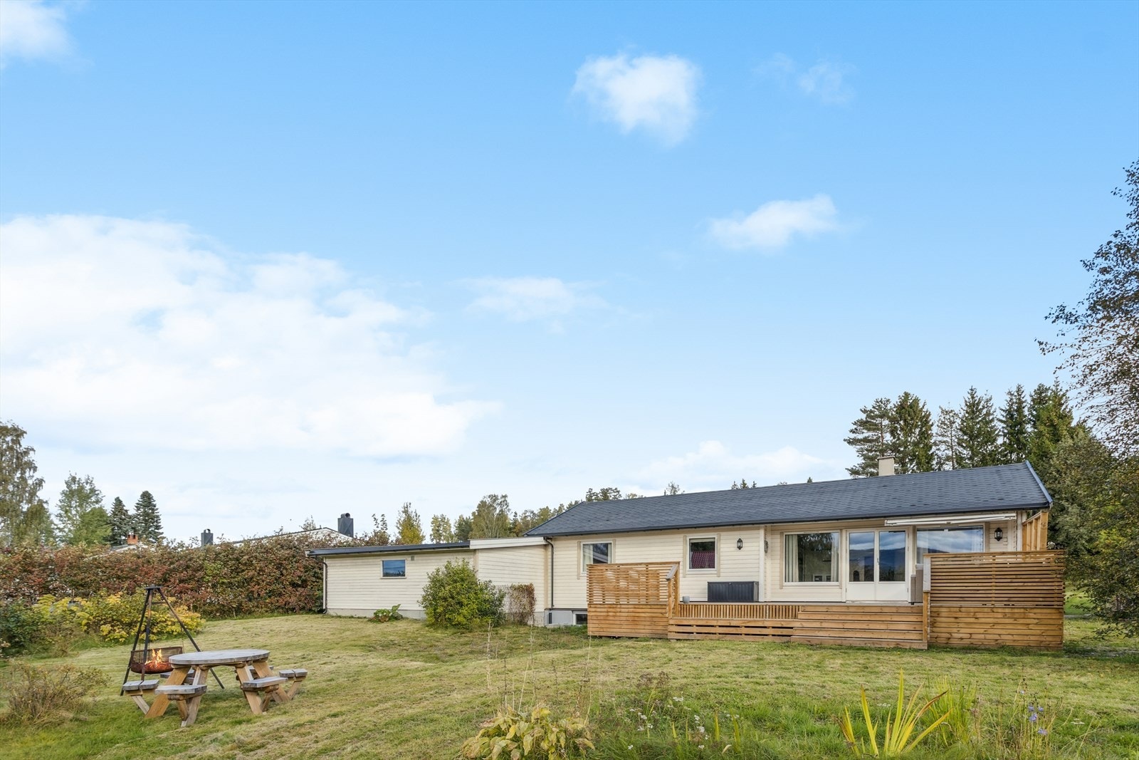 Eneboligen har en liggende trekledning som ble skiftet i 2011 og tak med shingel fra samme år. Galleribilde