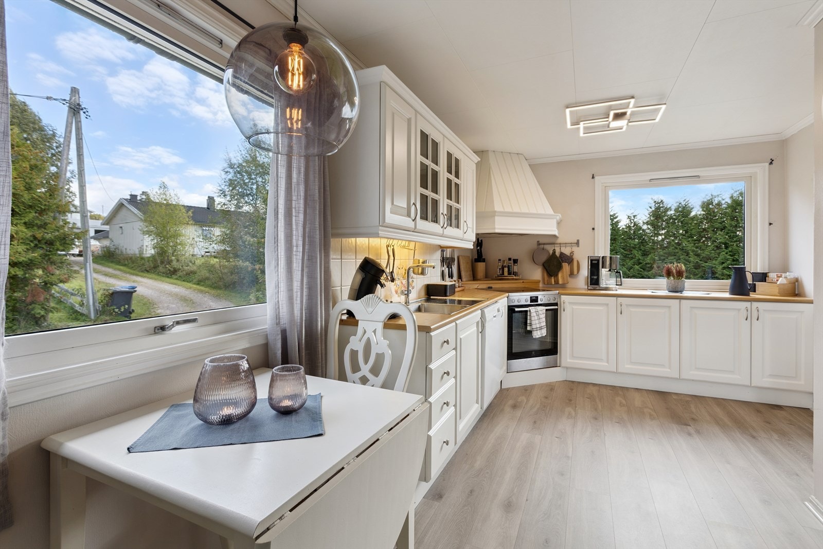 Kjøkkenet har en innredning fra 2005 med profilerte fronter og laminatbenkeplate. Galleribilde