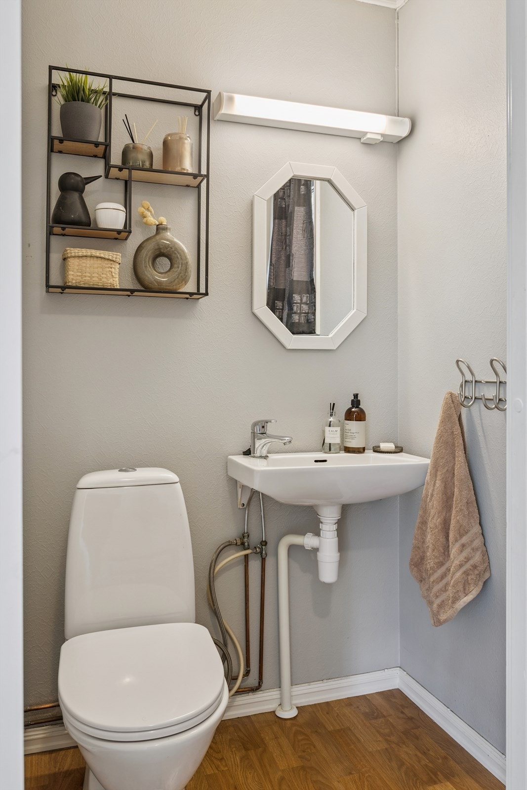 I tillegg til badet finnes et separat toalettrom i første etasje. Galleribilde