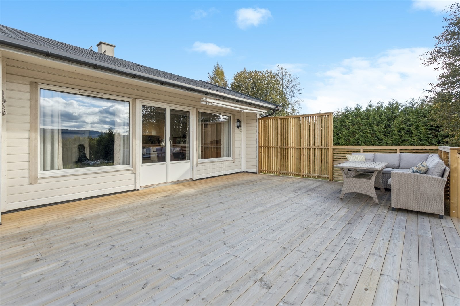 Terrassen har gode møbleringsmuligheter og en levegg som skjermer for litt vind. Galleribilde