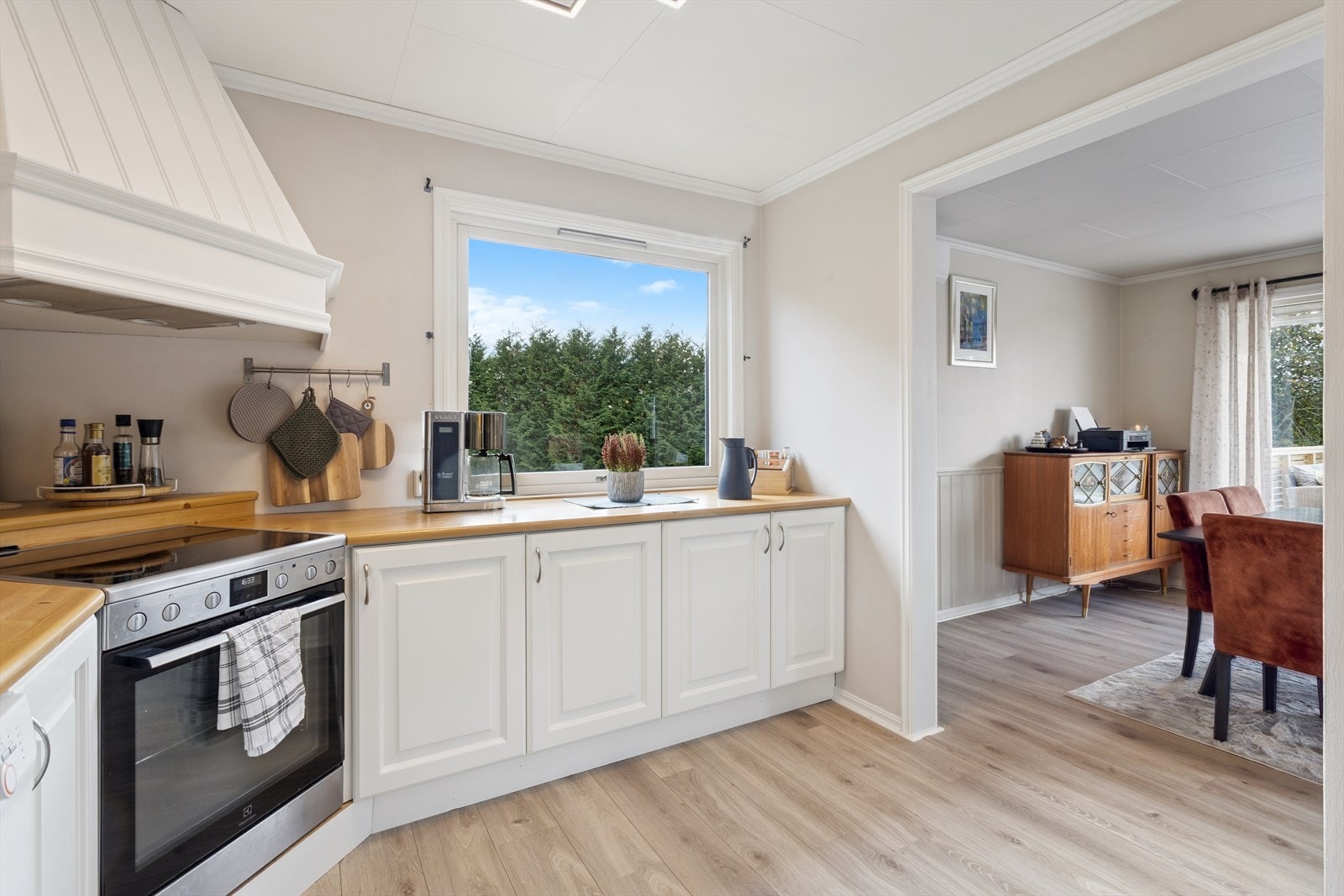 Kjøkkenet har en praktisk plassering med enkel tilgang til spisestuen. Galleribilde