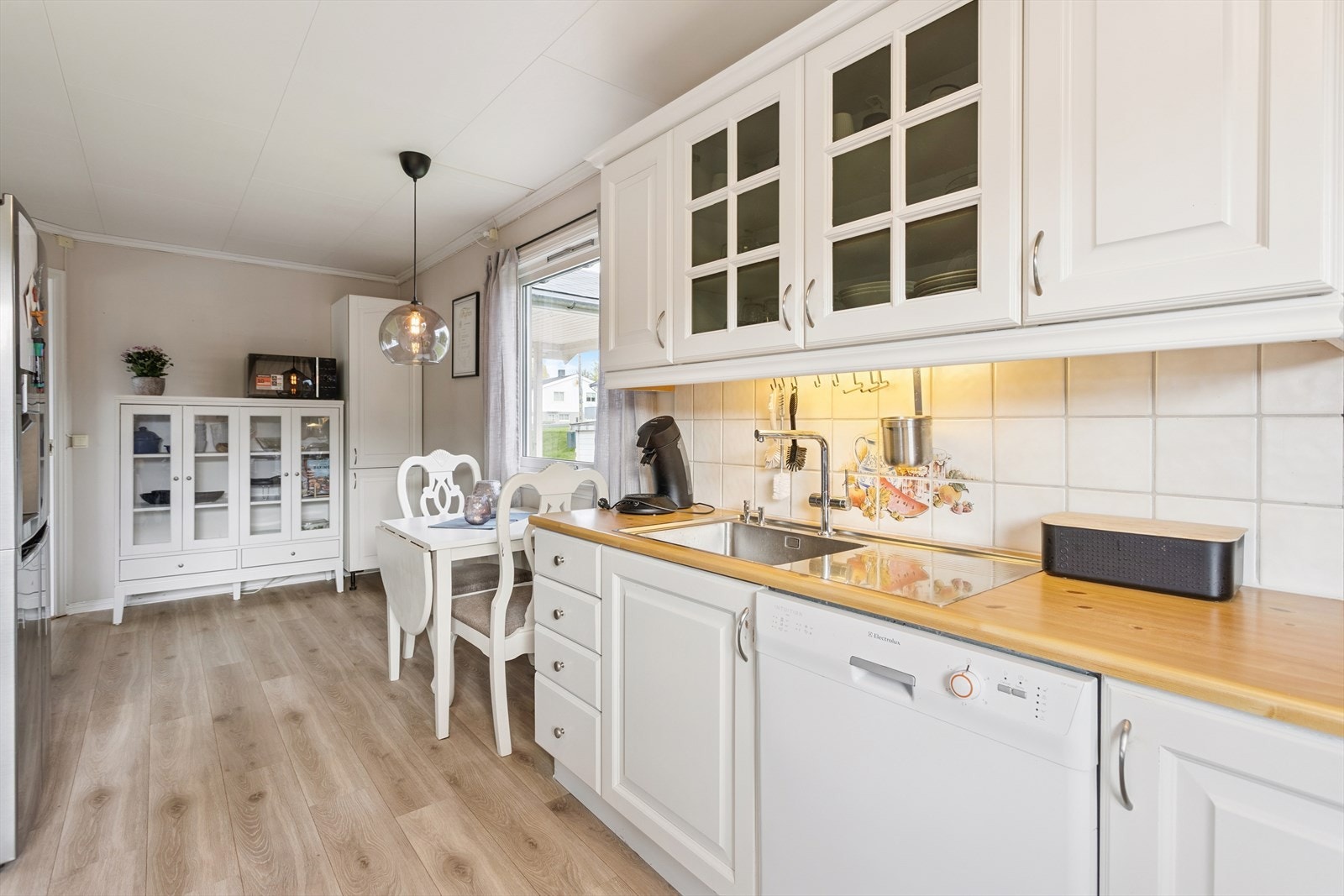 God oppbevaringsplass i over- og underskap, samt vitrineskap som gir et luftig preg. Galleribilde