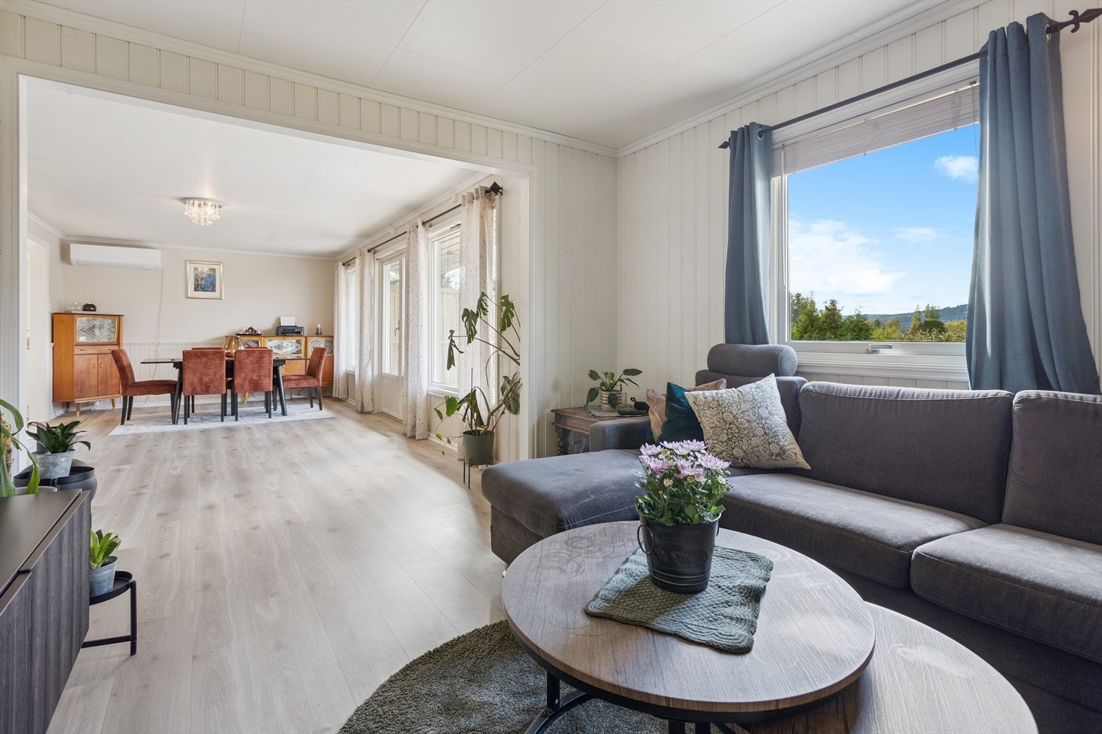 De store vindusflatene i stue og spisestue gir rikelig med naturlig lys. Vinduene er fra 2004. Galleribilde