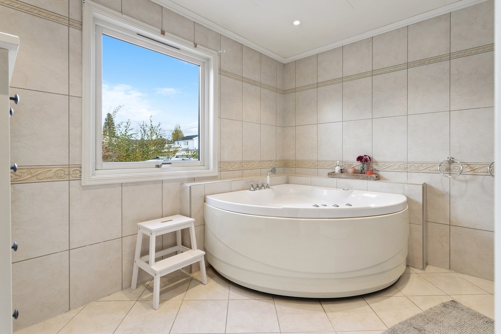 Her er det varmekabler i gulvet for ekstra komfort. Badet ble renovert i 2004. Galleribilde