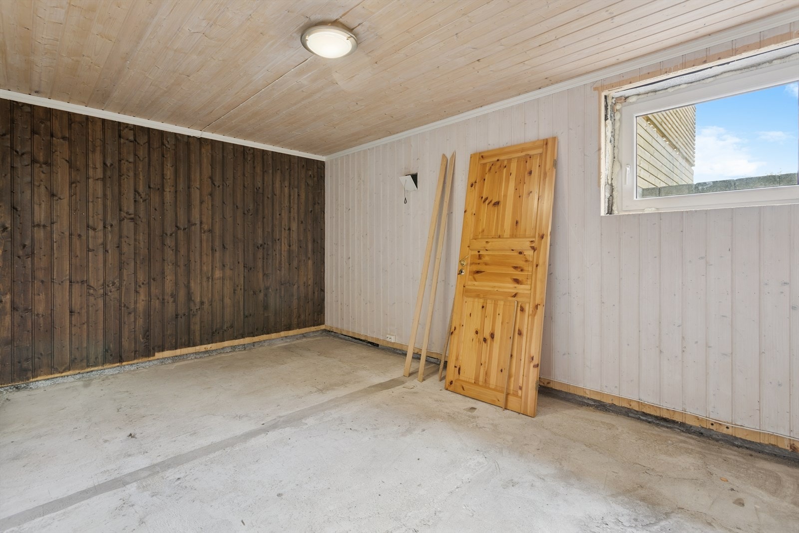 To av rommene i kjelleren er uinnredet, der gulvkonstruksjonen ble revet i 2024. Galleribilde