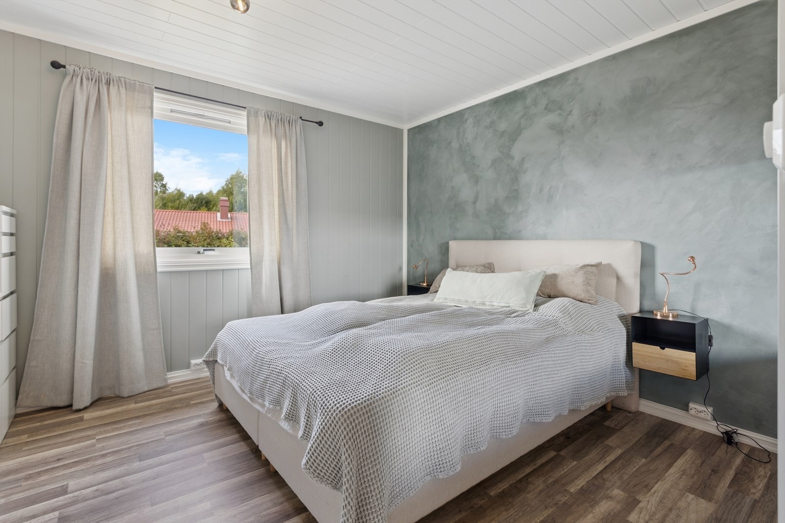 Hovedsoverommet har god plass til dobbeltseng og oppbevaringsmøbler. Galleribilde