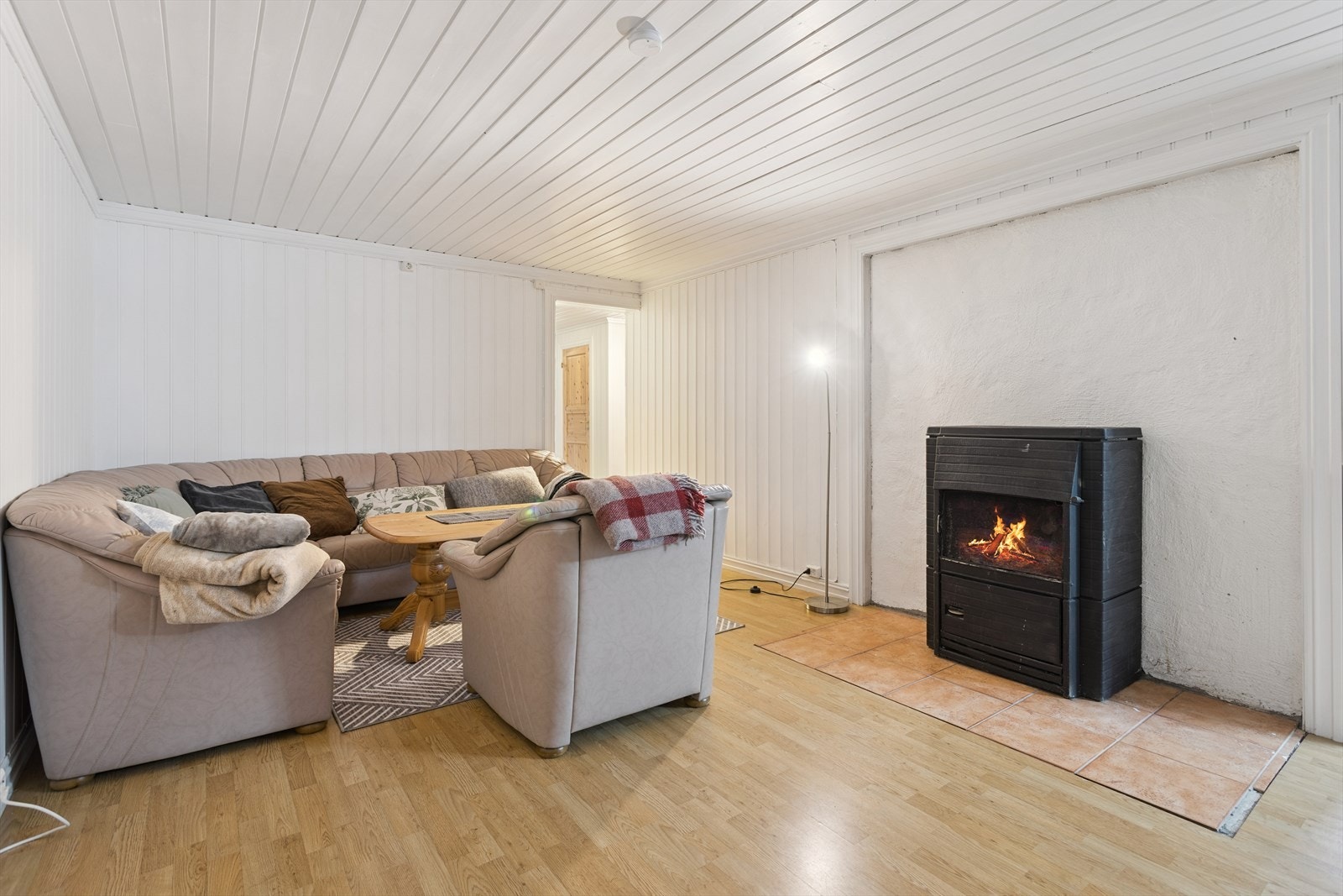 I kjelleren er det et rom med vedovn. Rommet er ikke godkjent til varig opphold. Galleribilde