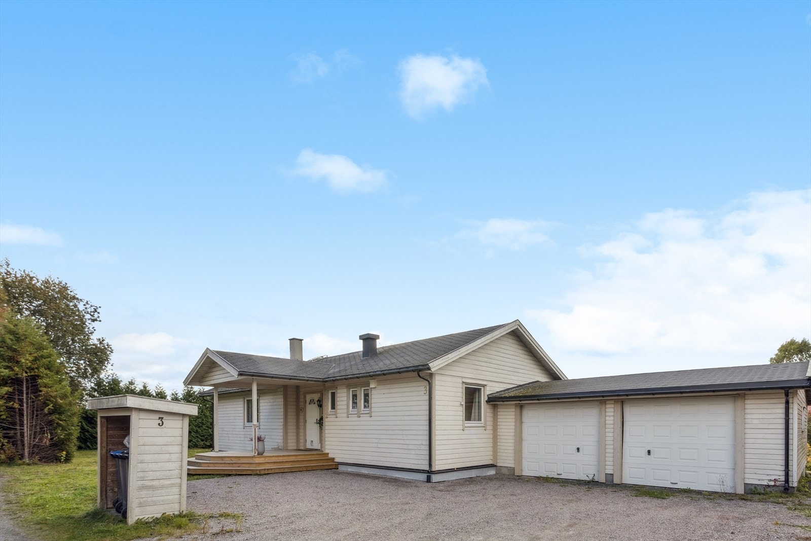 Koselig enebolig med dobbel garasje med sentral beliggenhet i Våler. Galleribilde