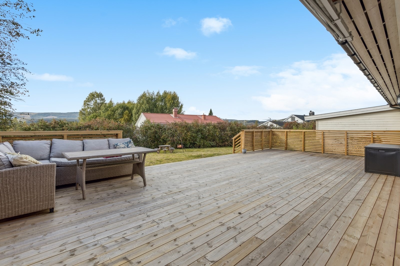 I 2025 ble det bygget nye, store verandaer på totalt 63 m², som utvider boligens sosiale soner. Galleribilde