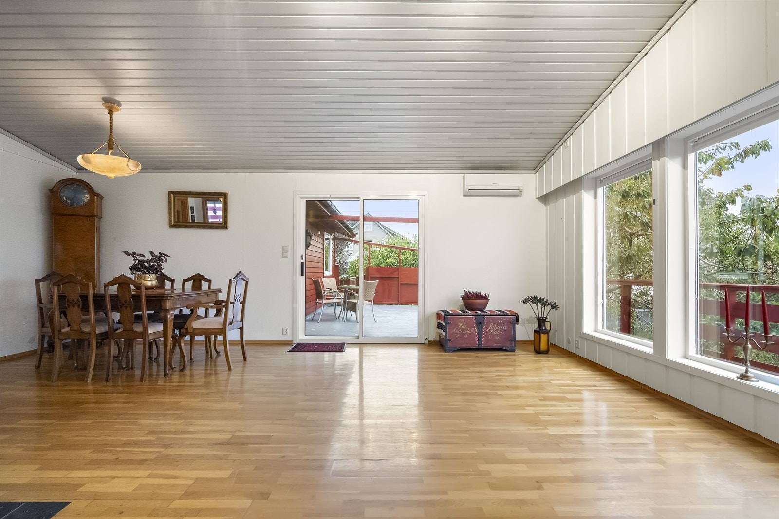 Høg himling i stova gir god romkjensle Galleribilde