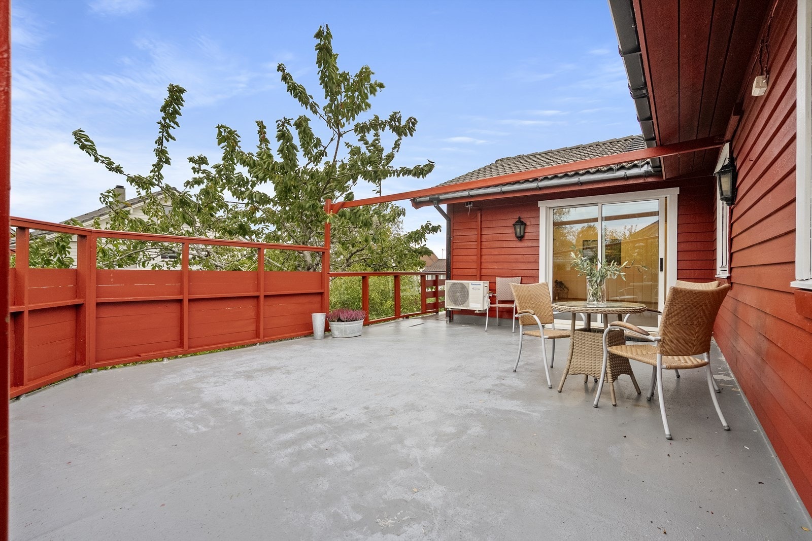 Vestvendt veranda med sol til langt på kveld Galleribilde