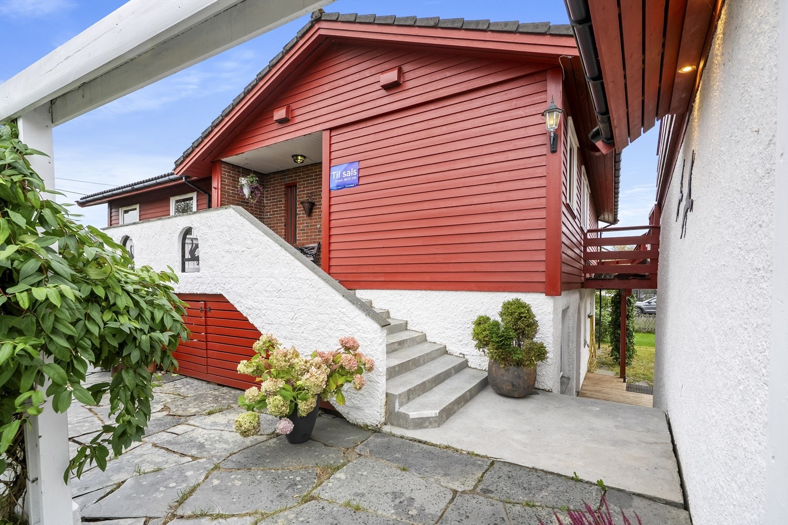 Inngangspati til hovuddel opp trappa og til utleigedel ned trappa Galleribilde