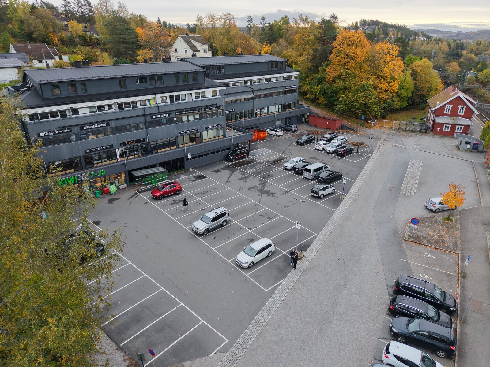 Oppegård Nærsenter med kundeparkering i forkant. Galleribilde