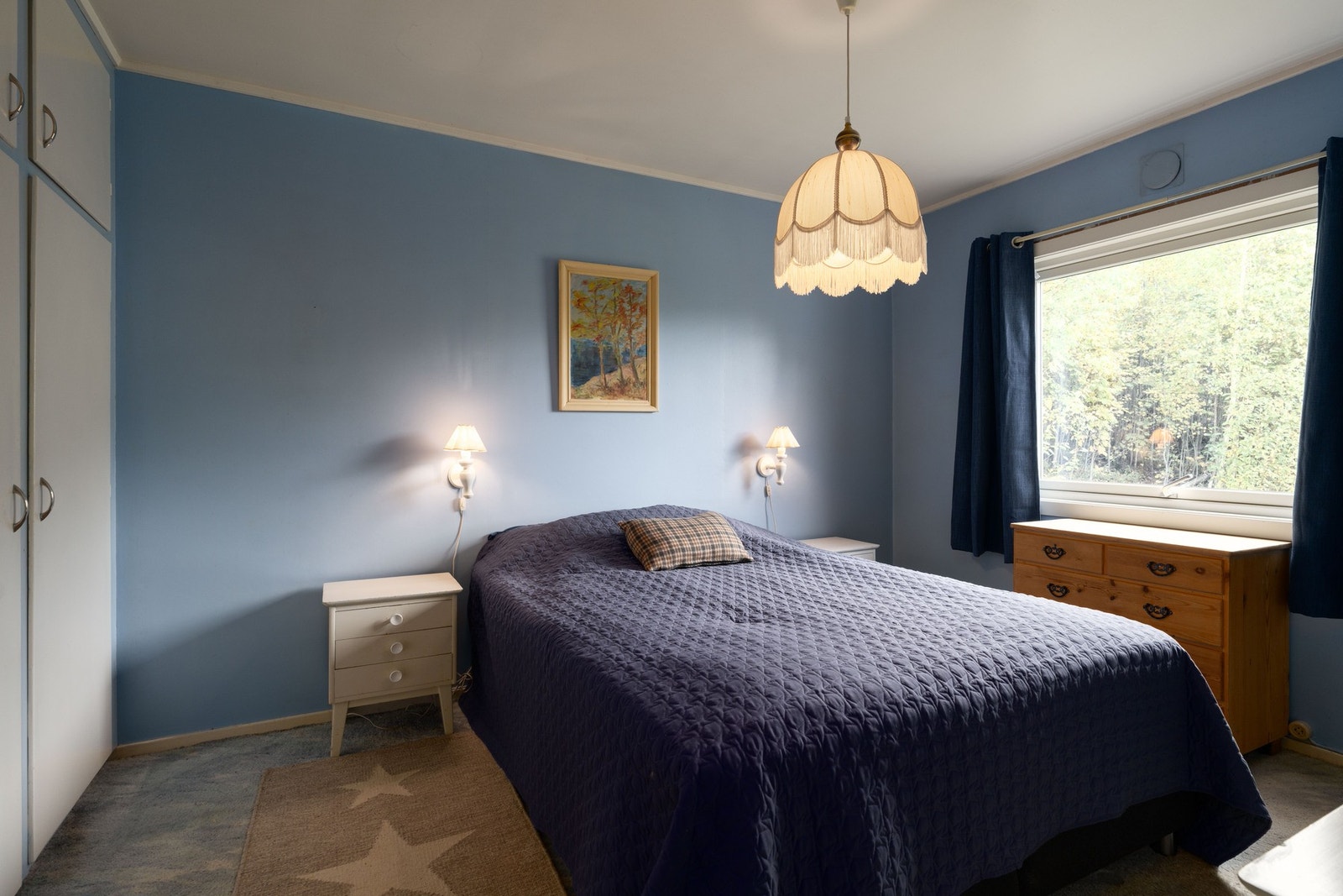 Soverom i 1. etasje vender ut mot baksiden av huset. Galleribilde