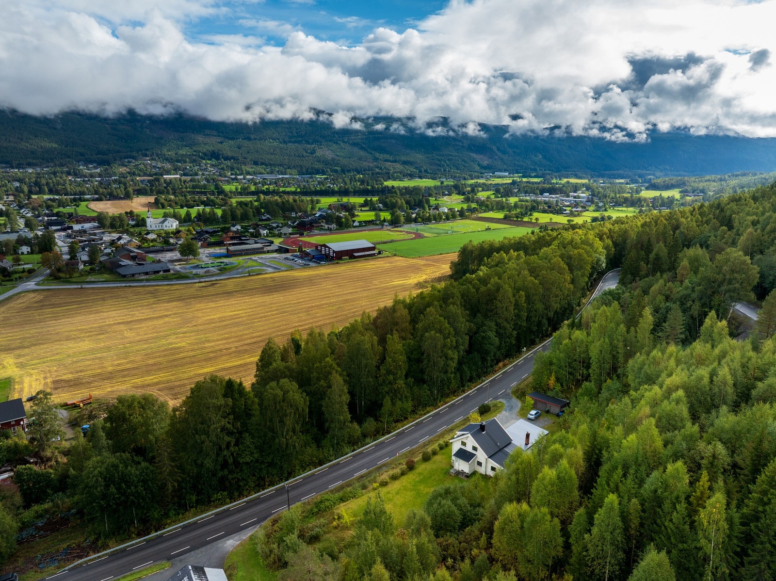 Eiendommen ligger ved Rukkedalsvegen, nær Hallingdal Museum like ovenfor Nesbyen sentrum. Galleribilde