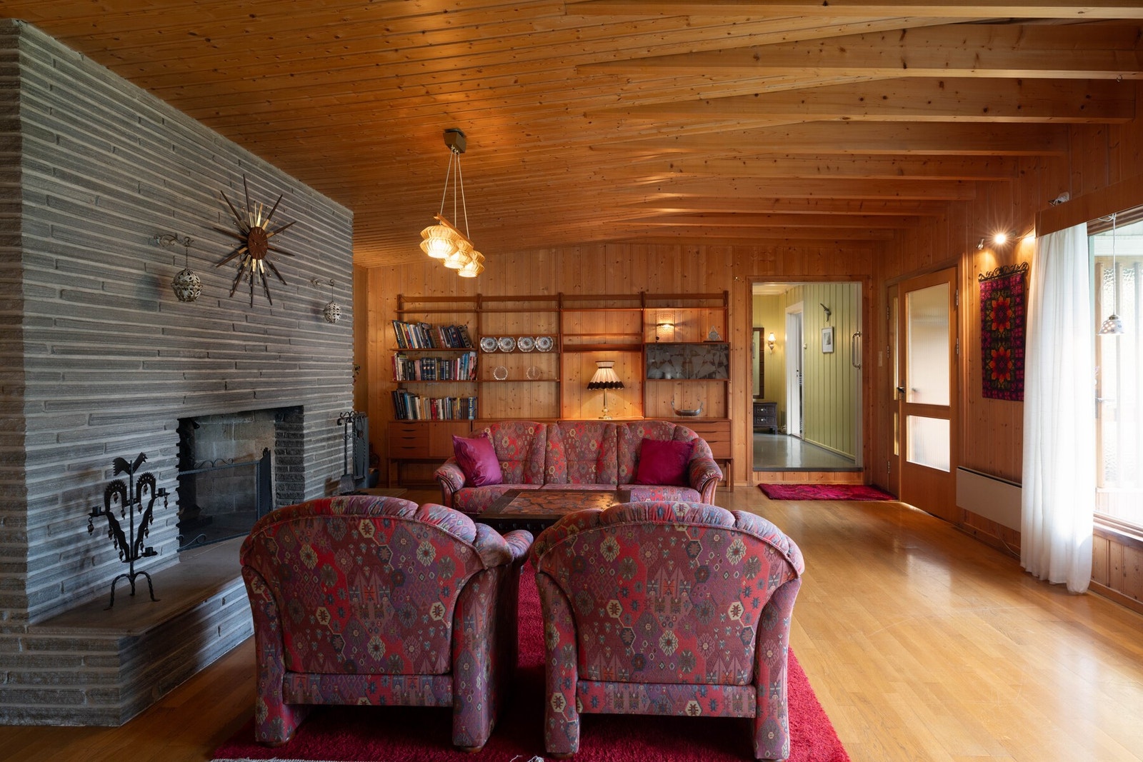 Her er det store vinduer som slipper inn mye lys og den nydelige utsikten. Galleribilde