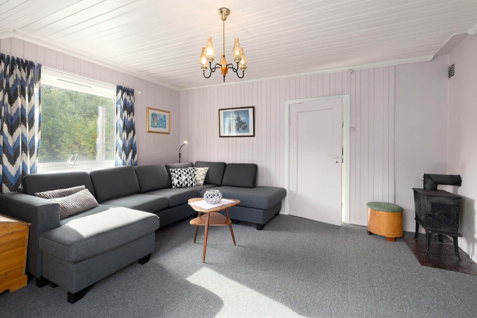 2. etasje har en lys stue med balkong, gang, 2 soverom med utsikt og et toalettrom. Galleribilde