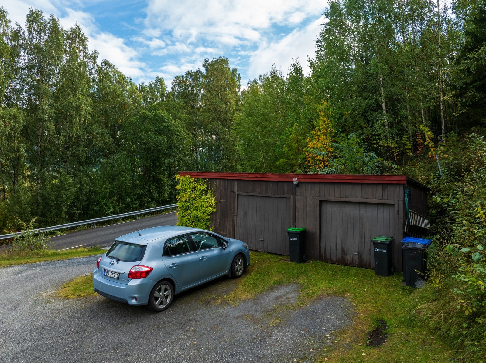Garasjebygget har garasjerom/bod og vedskjul. Galleribilde