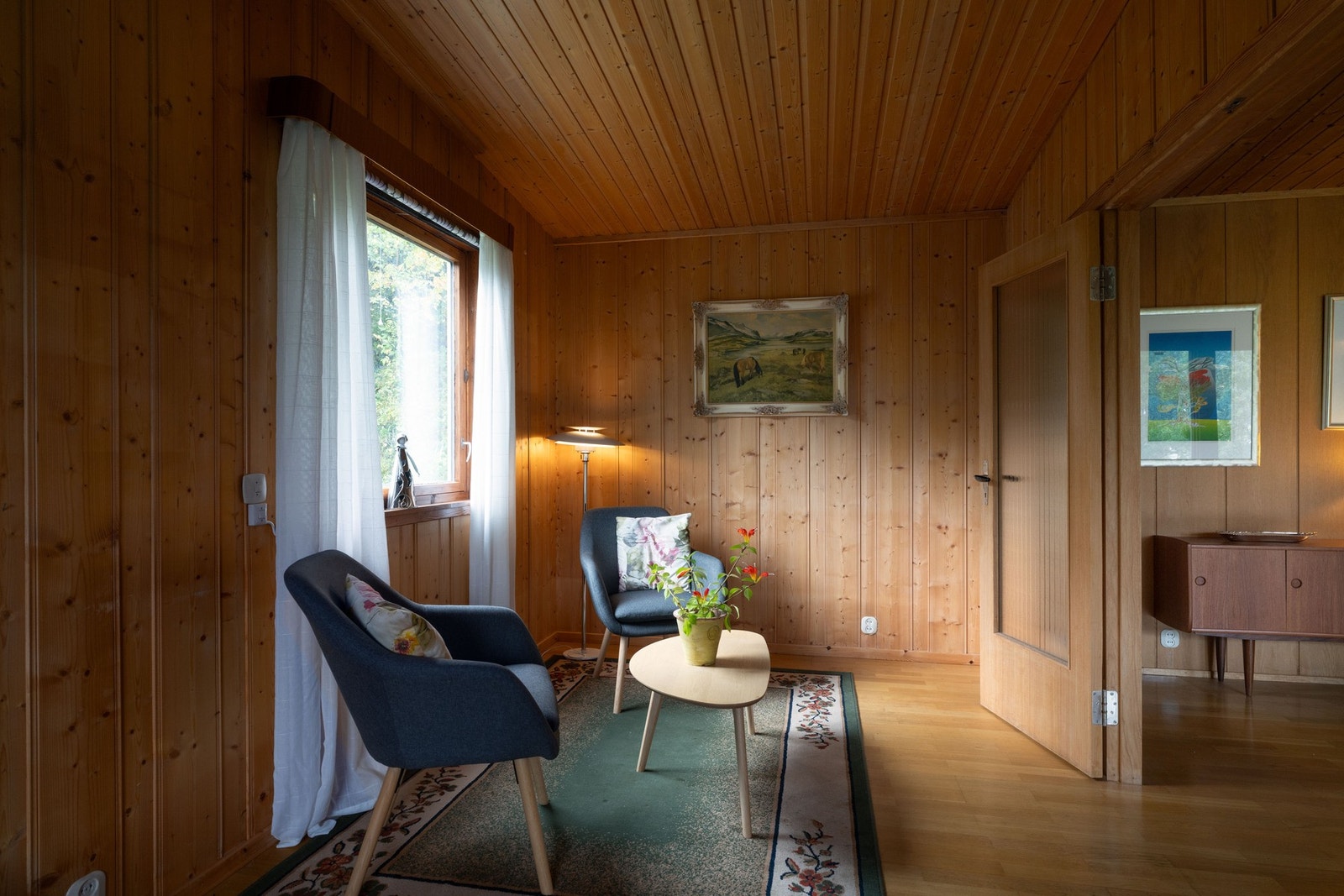 Innenfor stuen er det et praktisk stort rom som kan ha mange bruksområder, egner seg til f.eks. kontor som tidligere eiere har brukt det til. Galleribilde