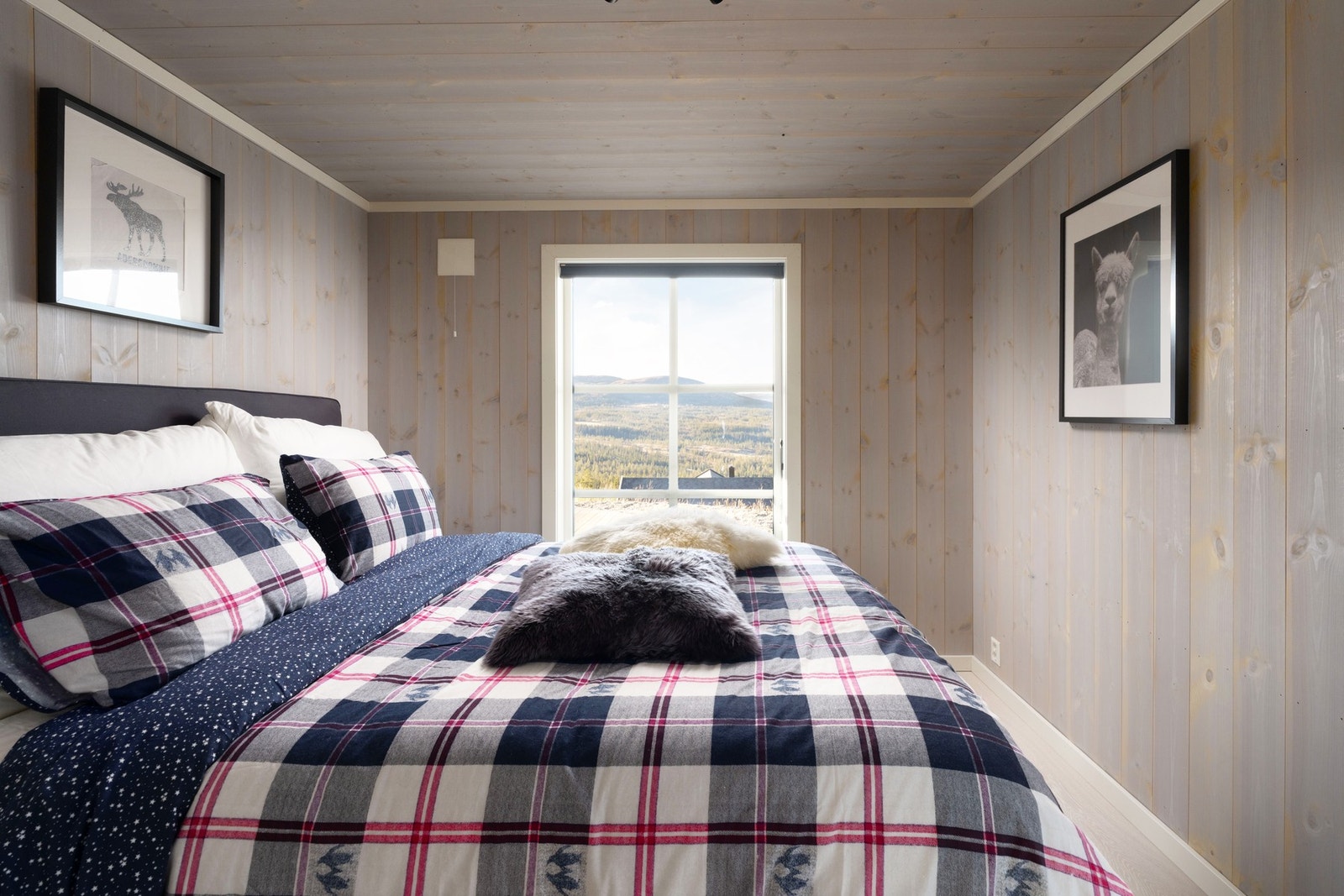 Hytta har 2 soverom i 1. etasje, begge med store vinduer og varmekabler i gulvet. Galleribilde