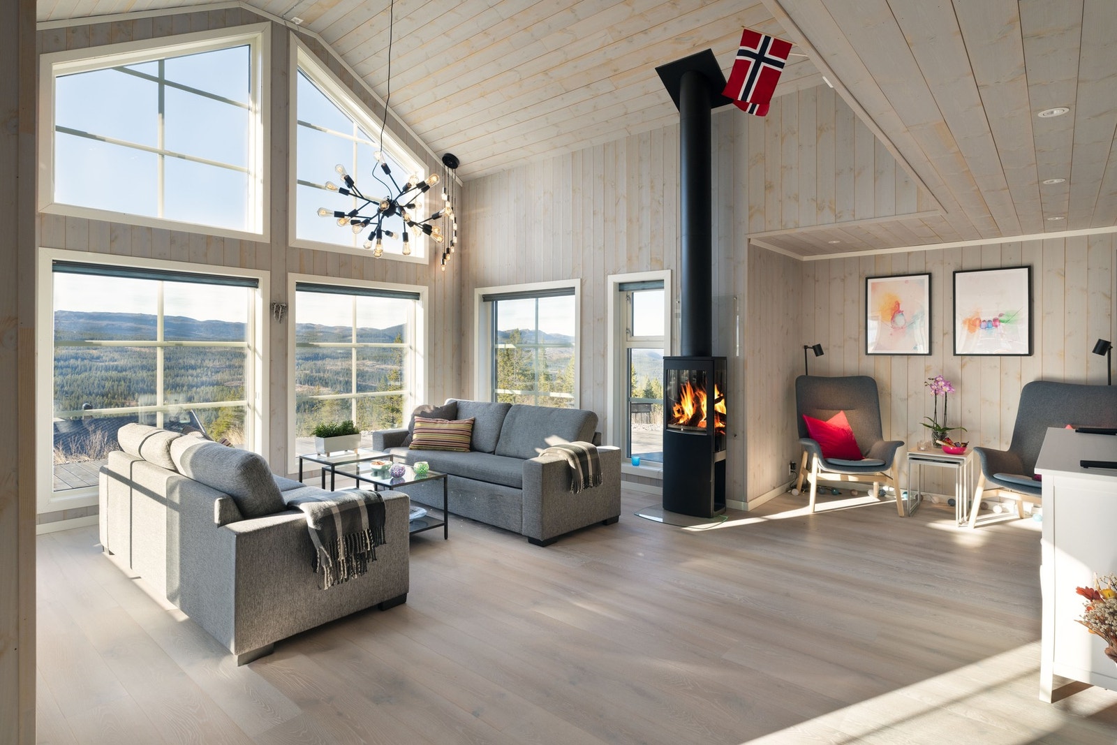 Hyttas midtpunkt - lys og romslig med meget god takhøyde og fantastisk utsikt! God plass til å møblere som ønskelig. Galleribilde