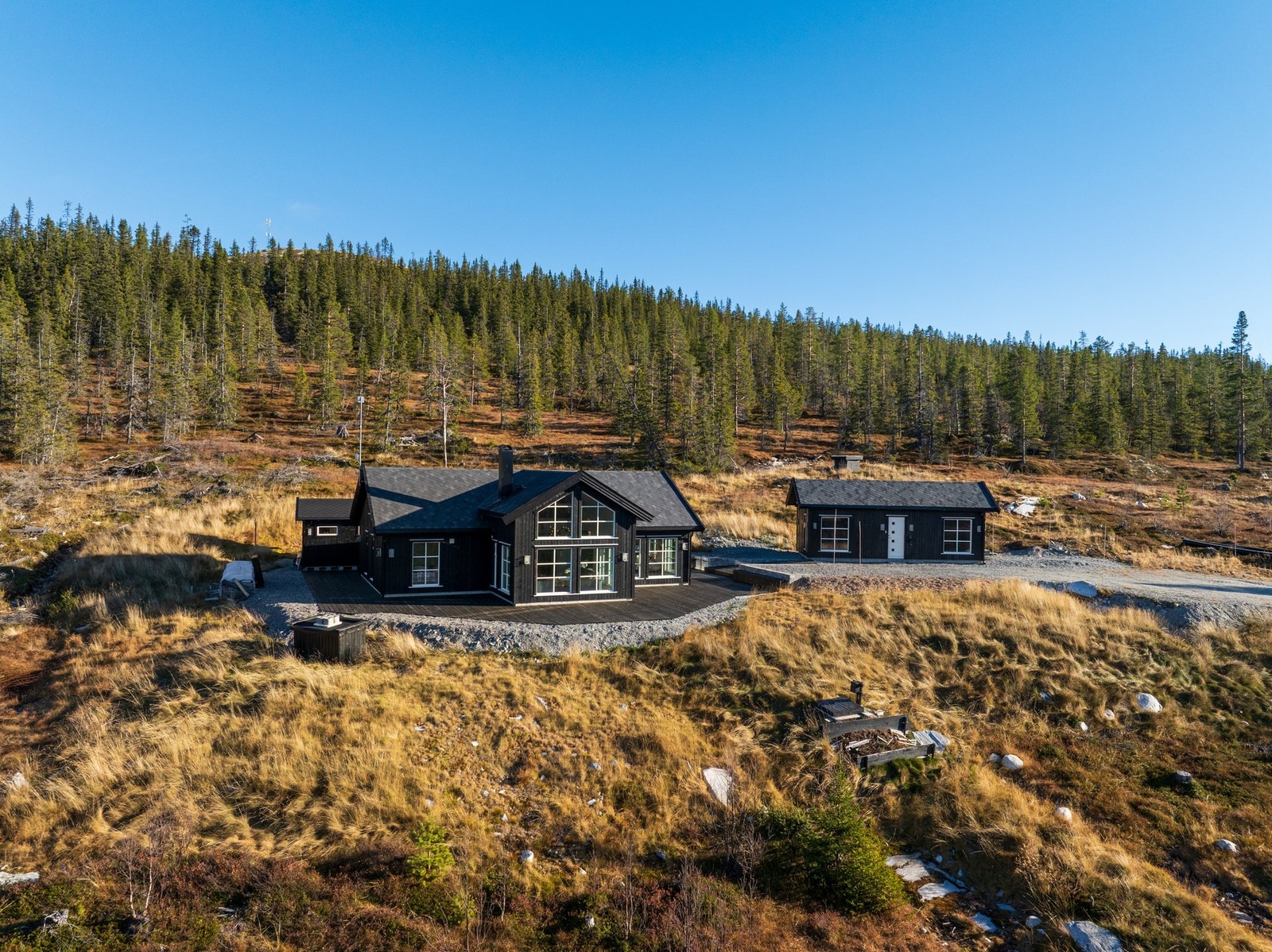 Hytta ligger øverst i feltet, vestvendt på en høyde ca 840 moh. nedenfor Anfinnatten Galleribilde