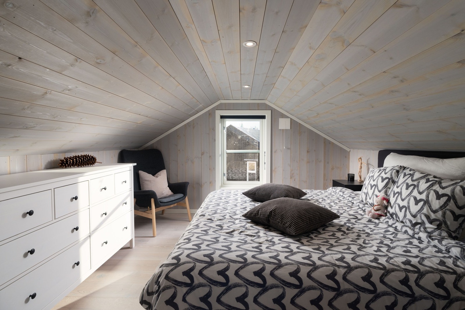 2. etasje har 2 gode rom med plass til flere senger. Galleribilde