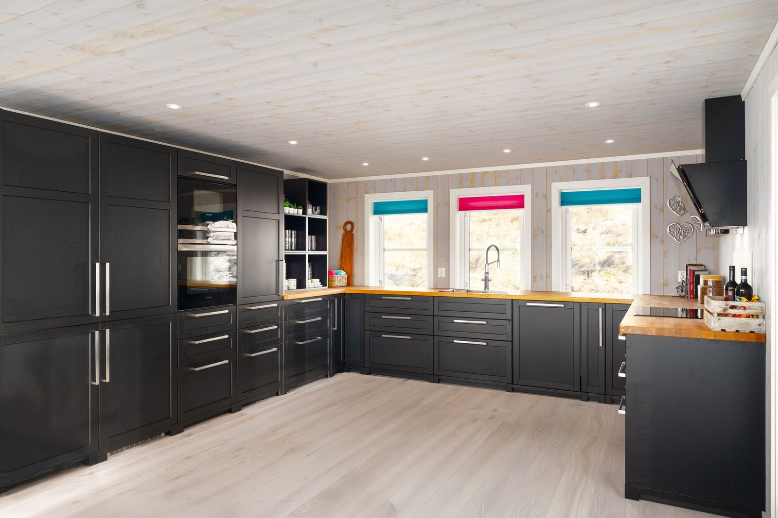 Pent og stort kjøkken med åpen løsning mot spisestuen. Galleribilde