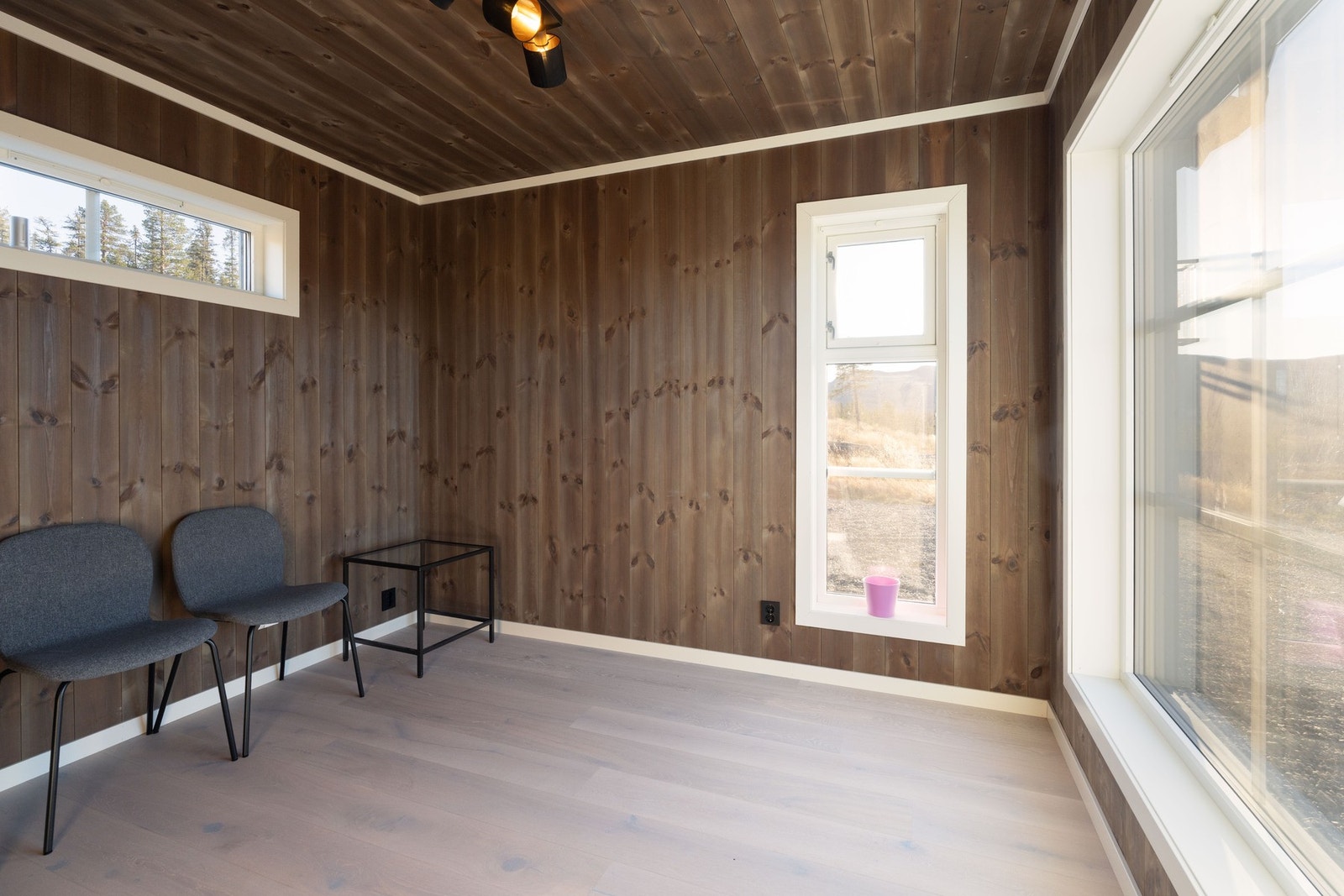 UTHUS: Forseggjort innvendig med parkett, trepanel og fliser Galleribilde