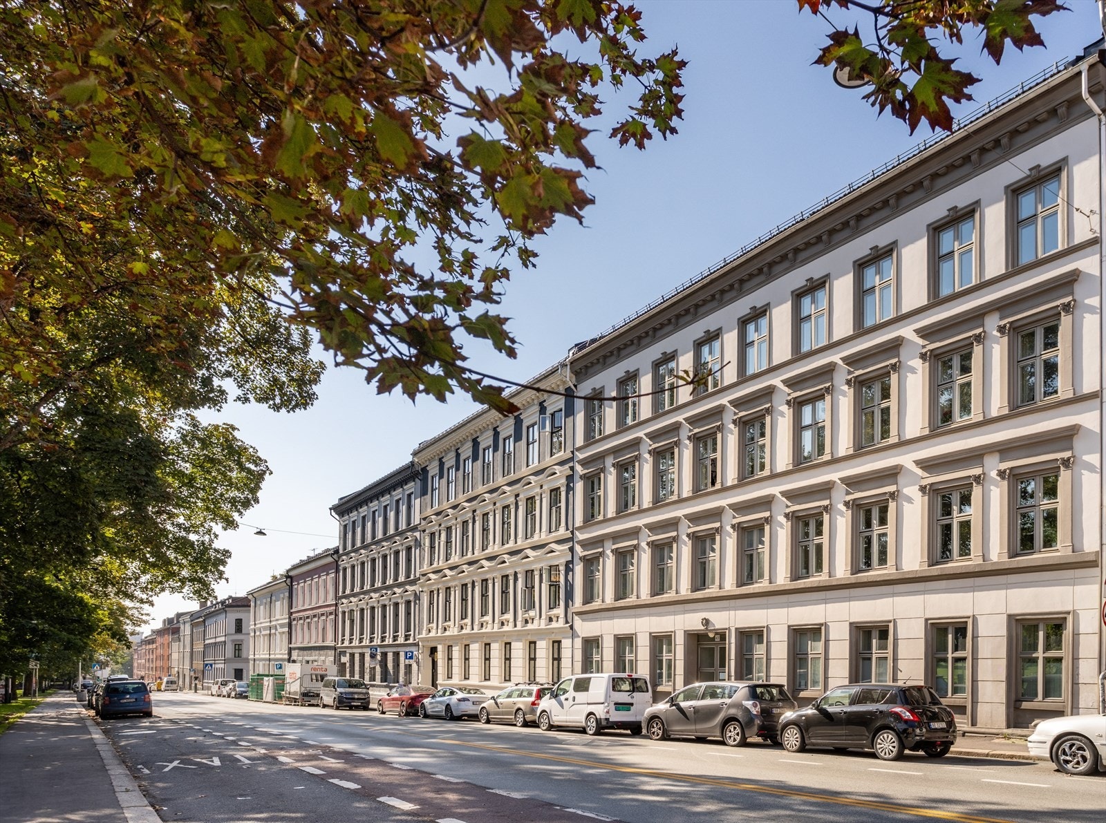 Toftes gate er en bred og fin gate med sykkelfelt og fortau Galleribilde