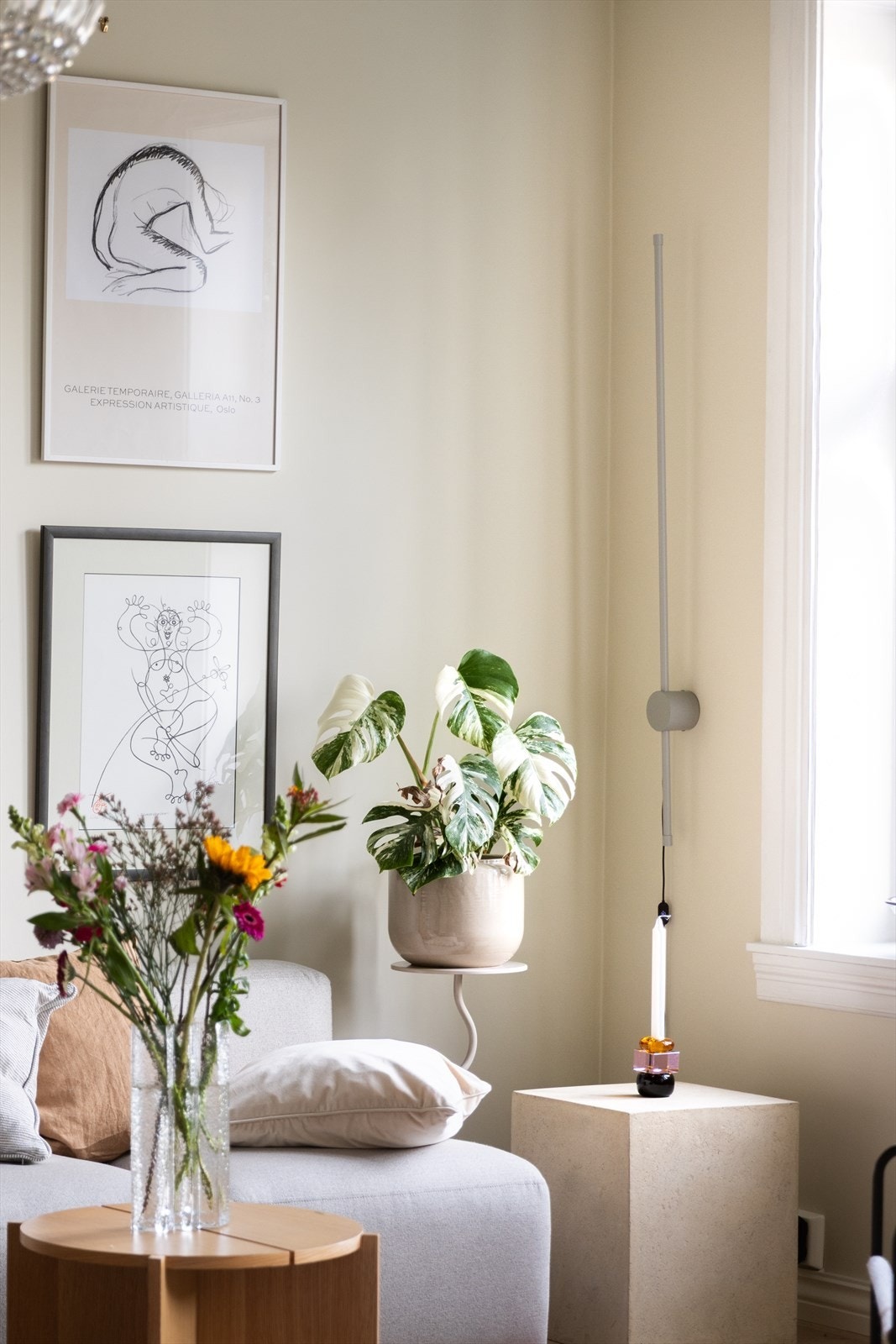 Naturlig lys fra de store vindusflatene fyller rommet Galleribilde