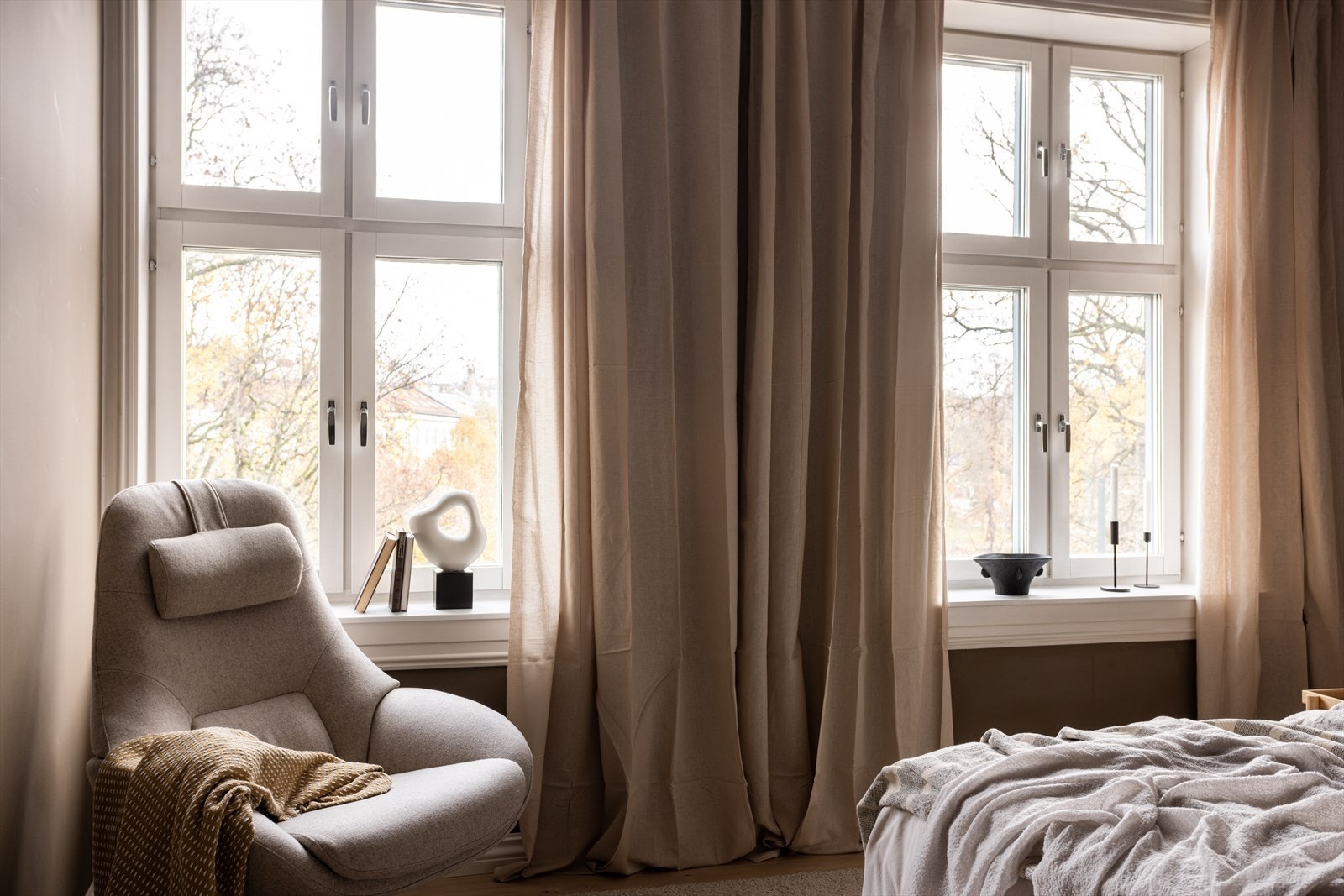 Her er det god plass til dobbeltseng, nattbord, garderobeskap og komfortabel lenestol Galleribilde