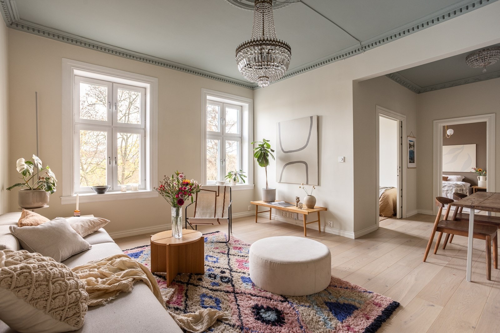 Leiligheten har gjennomgått omfattende oppussing i 2023|25 med bl.a. gulvavretting, bad, kjøkken og overflater Galleribilde