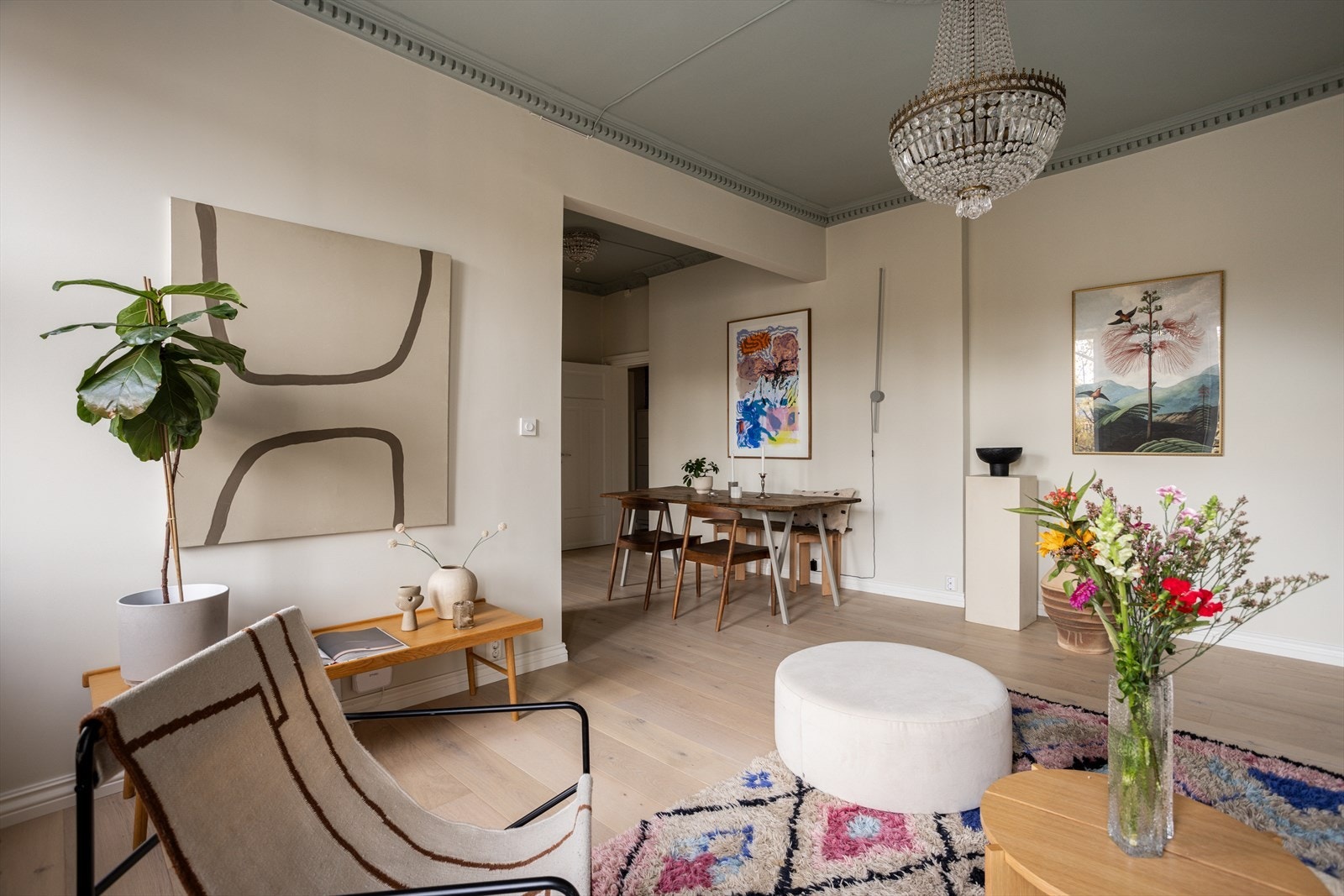 Superkoselig stue som føles klassisk med rosett|stukkatur men samtidig moderne -og tidløs Galleribilde