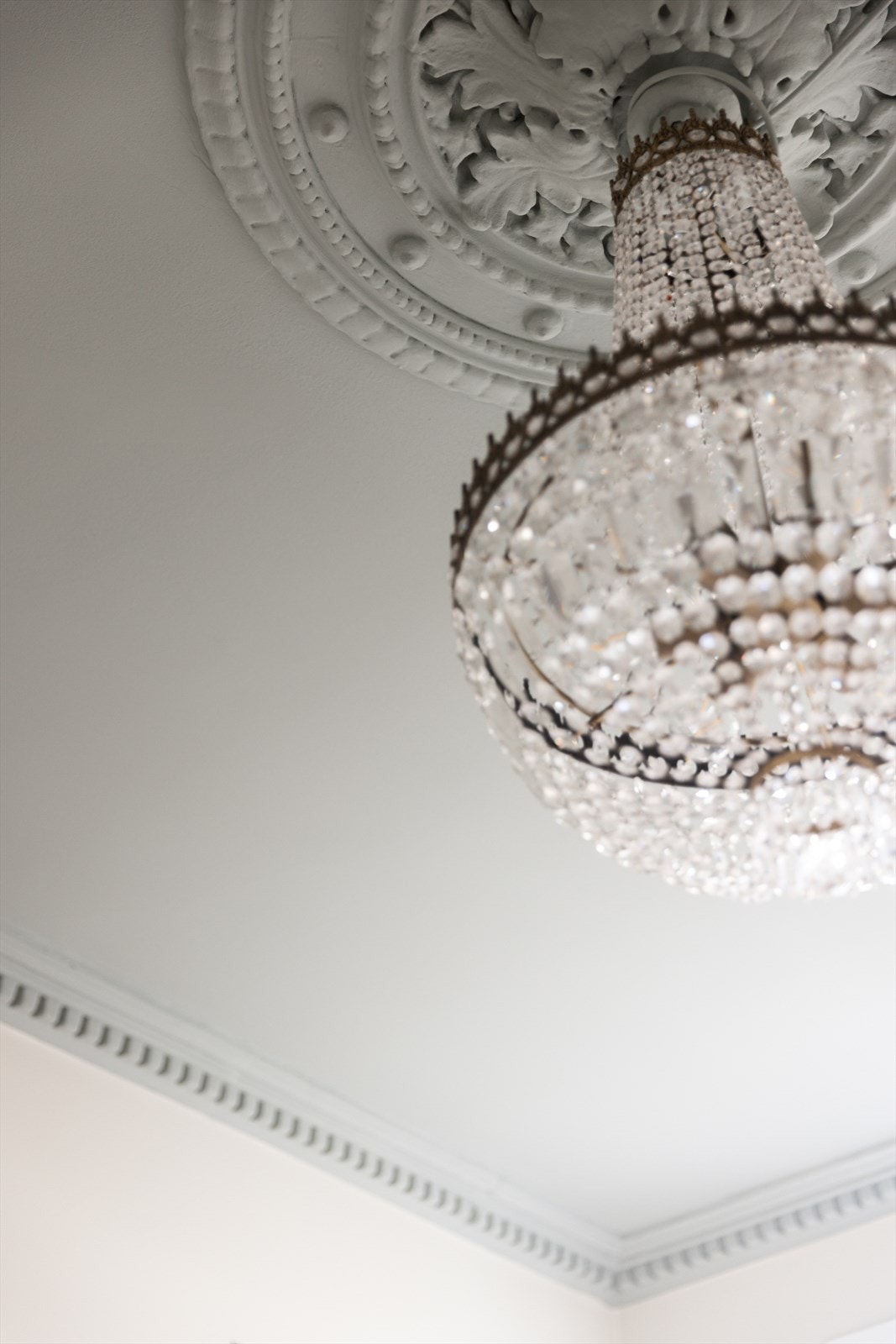 Klassiske detaljer som rosett og stukkatur gir en fin kontrast til det ellers moderne uttrykket Galleribilde