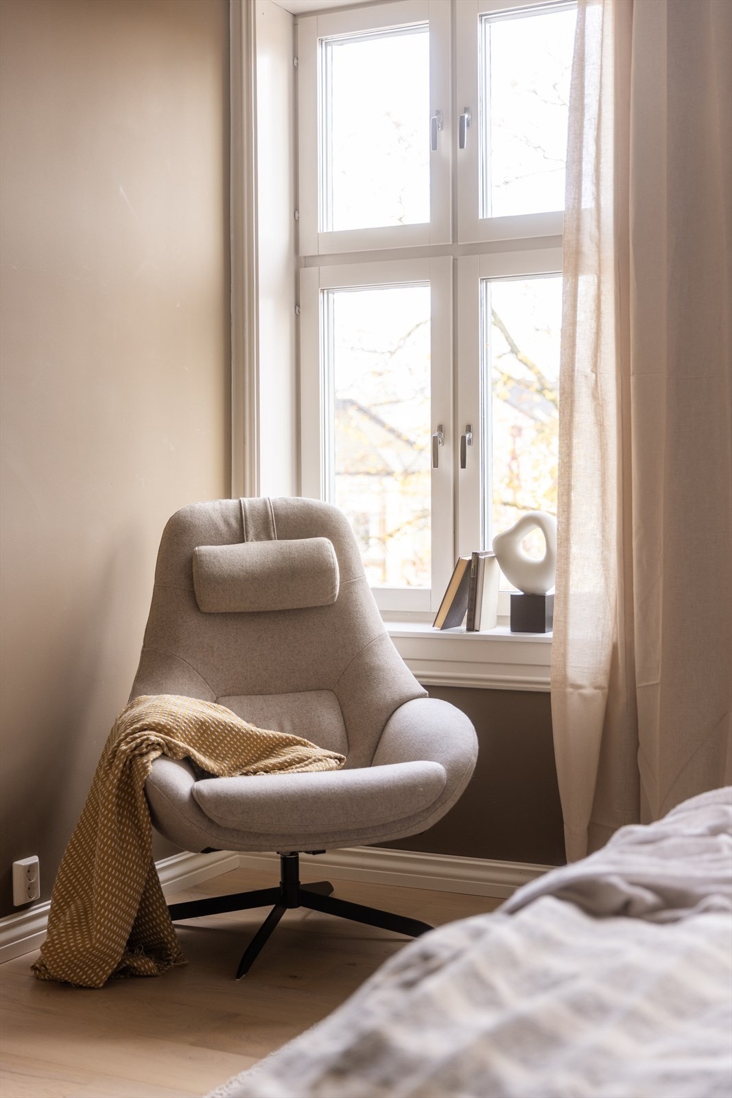 Fra lenestolen kan du enten nyte en god bok eller utsikten utover Sofienbergparken Galleribilde