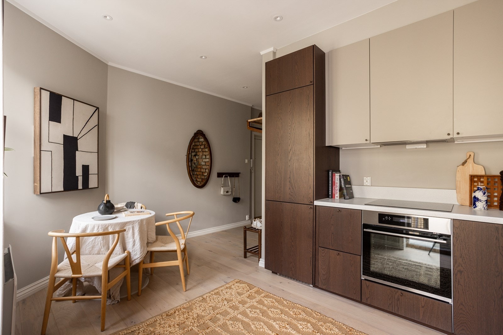 Moderne og funksjonelt med mye benkeplass Galleribilde