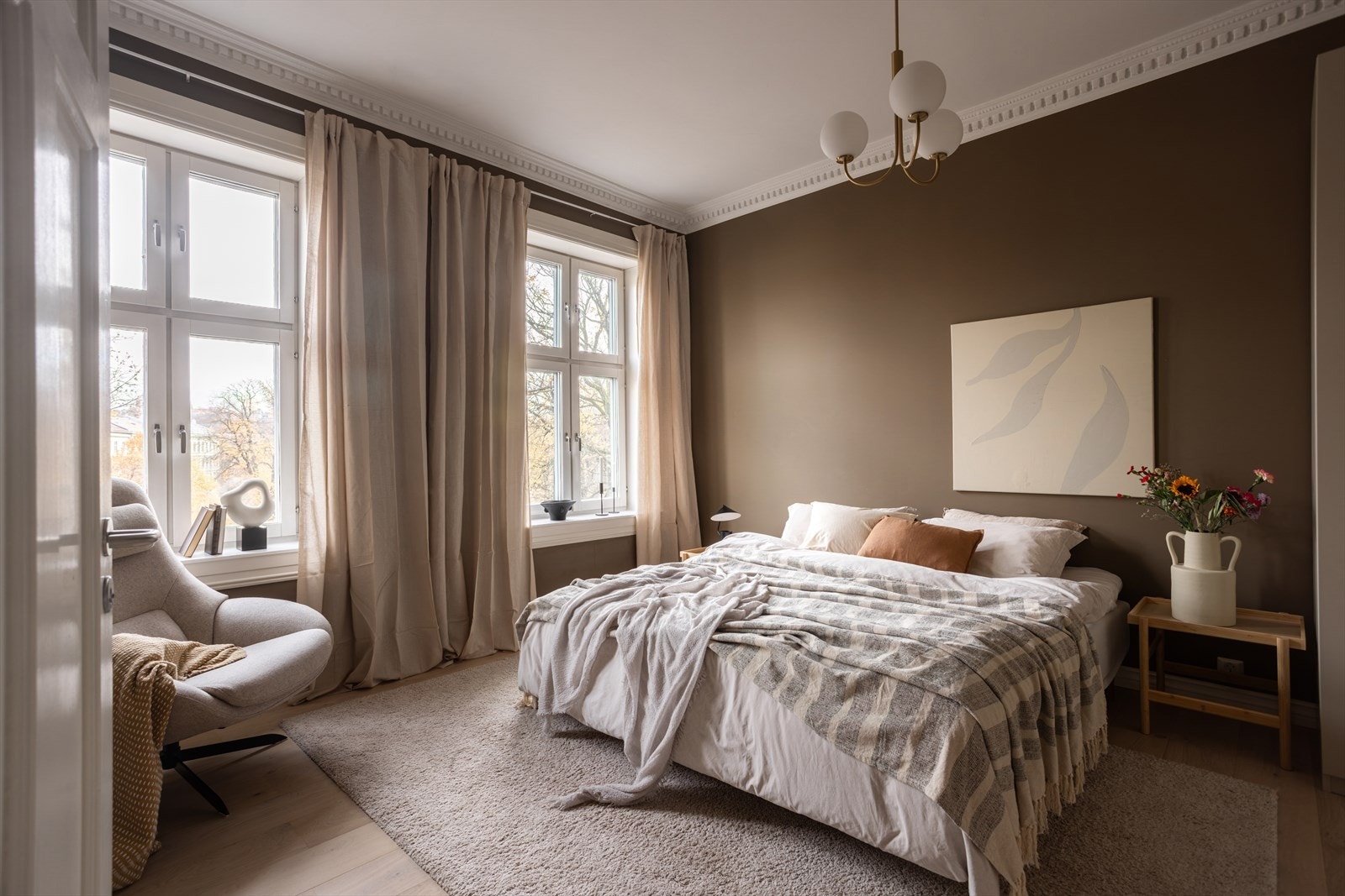 Varmt, dempet lys og rolige farger skaper en perfekt atmosfære på hovedsoverommet Galleribilde