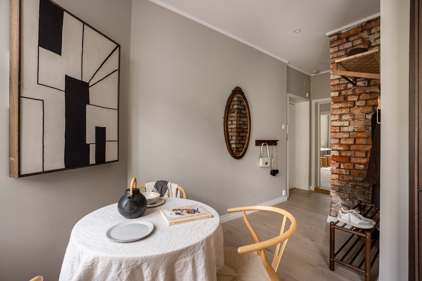 Eksponerte teglstein, glatte helsparklede vegger og enstavs eikeparkett Galleribilde