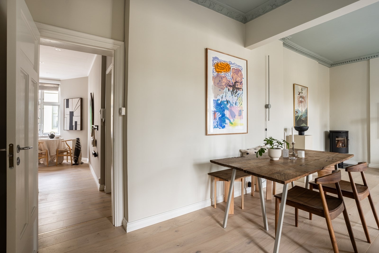 Imellom kjøkkenet -og i forlengelse av stuen er det etablert en hyggelig spisestue Galleribilde