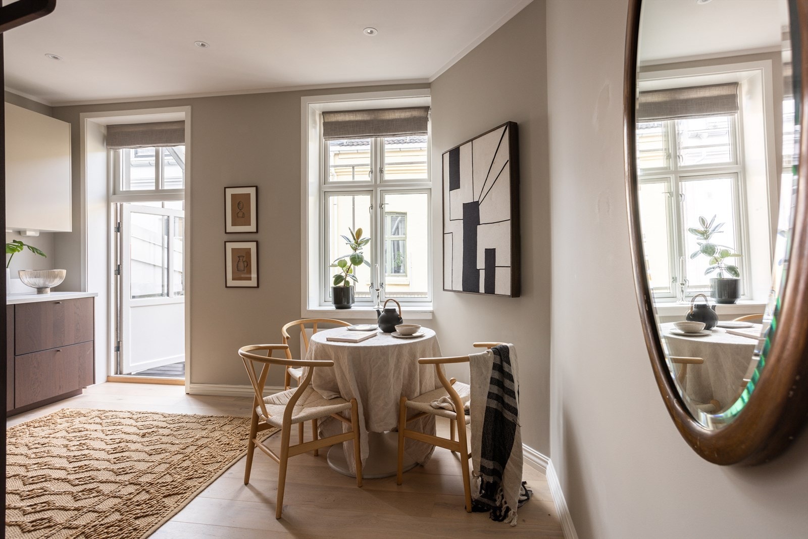 Stort vindu og balkongdør med vindusglass bidrar til at rommet fremstår som lyst og trivelig Galleribilde