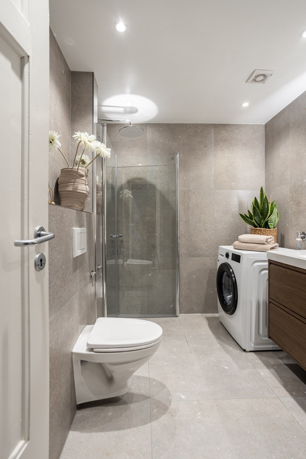 Under oppgradering i 2025 ble det satt inn servantskap, høyskap samt nye dusjdører og dusjarmatur Galleribilde